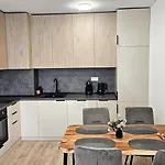 Luxury 2 Flat Free Parking, Pool And Wifi アパート ヴァルナ