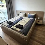 Luxury 2 Flat Free Parking, Pool And Wifi